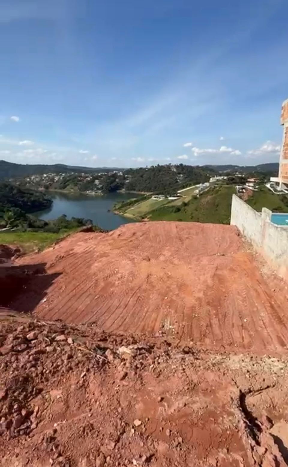 Terreno com vista para represa com projetoda casa.