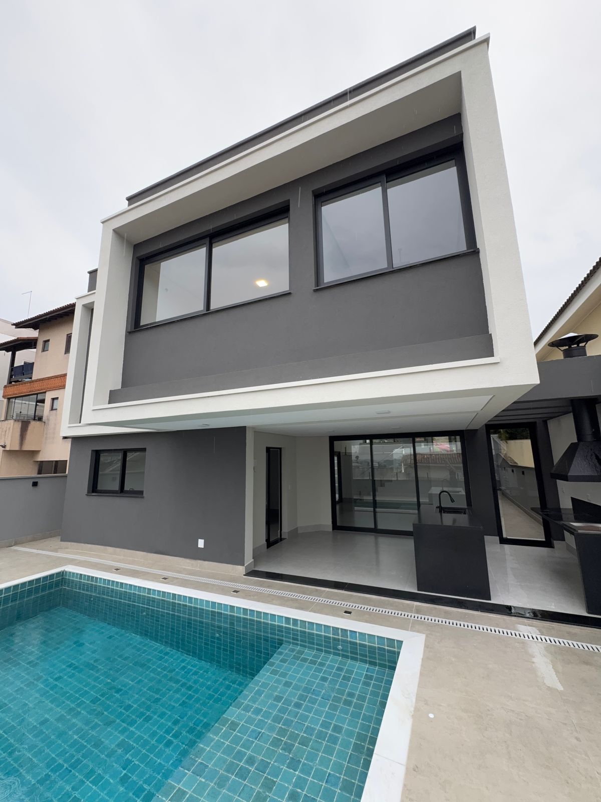 Casa nova e moderna a venda